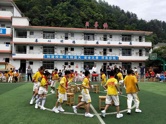 学生正在参与趣味活动（资料图）。通讯员 李麟 摄