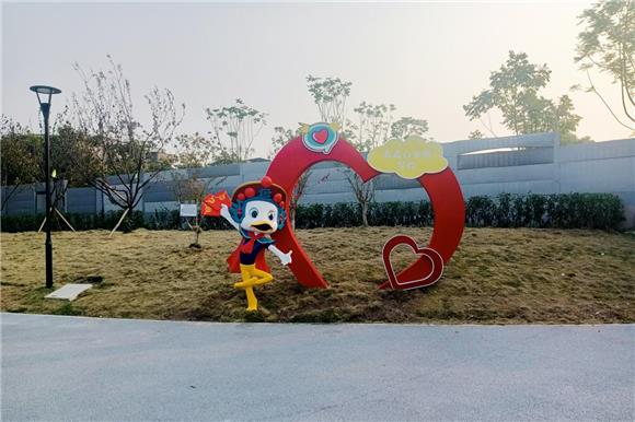 半边街公园川剧鸭雕塑。白市驿镇供图