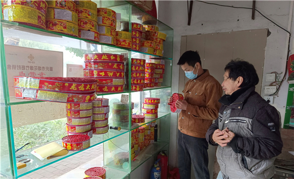 铜梁双山镇对辖区烟花爆竹零售经营点开展安全检查。铜梁区融媒体中心供图