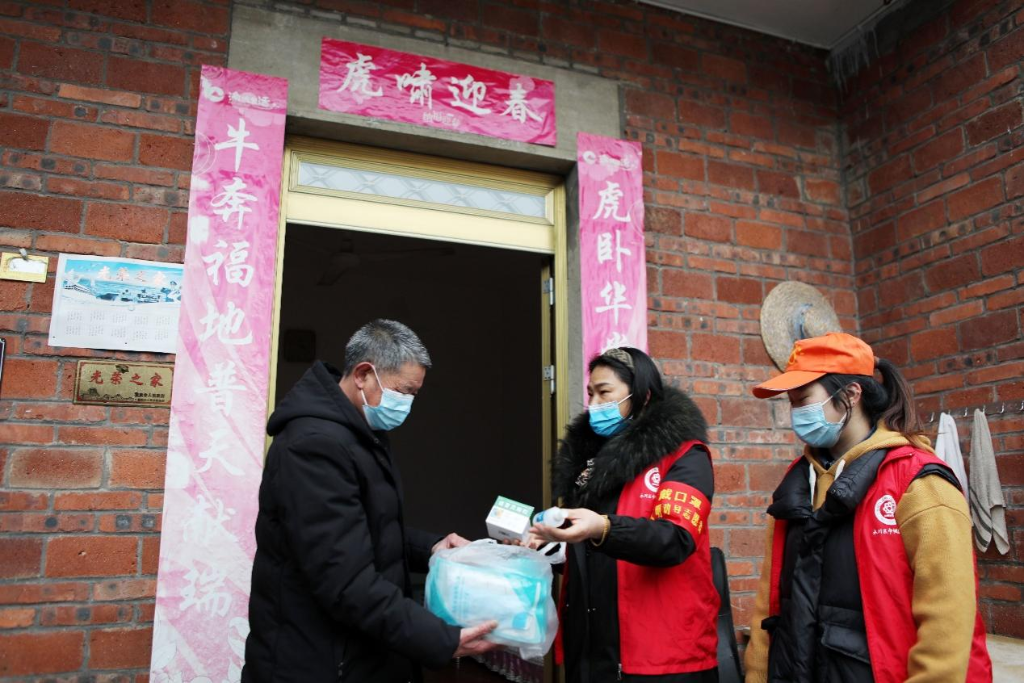 双石镇新时代文明实践所工作人员在丁家岩村向60岁以上重点人群讲解用药知识和方法。特约通讯员 陈仕川 摄