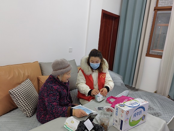 60岁以上老人免费获得”健康包“。城口县委宣传部供图 华龙网发