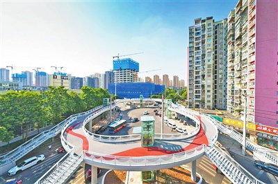 新建的南渝中学天桥。资料图