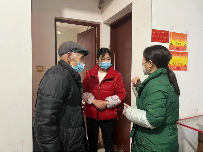 郭家沱街道劳社所工作人员“上门办证”。郭家沱街道供图 华龙网发