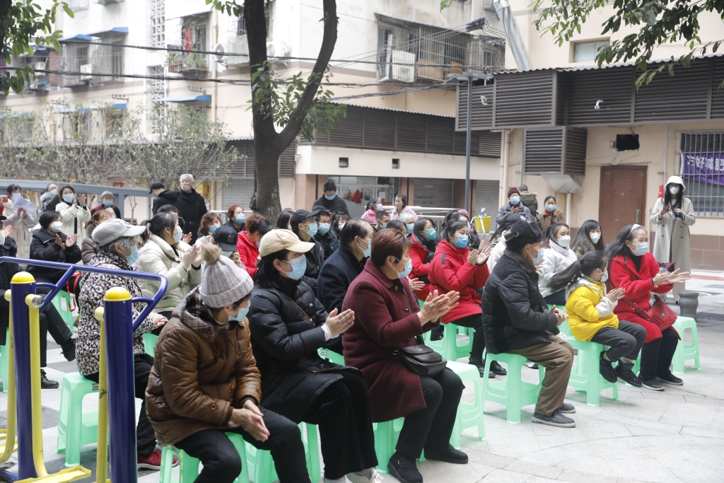 居民们连连鼓掌。特约通讯员 杨荟琳 摄