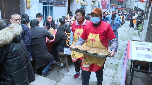 忠县新年长桌宴开席现场人山人海。忠县县委宣传部供图