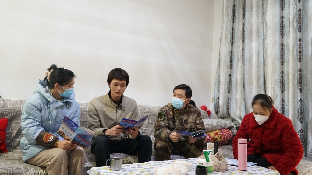 礼嘉街道武装部到应征青年家中宣传。礼嘉街道供图 华龙网 发