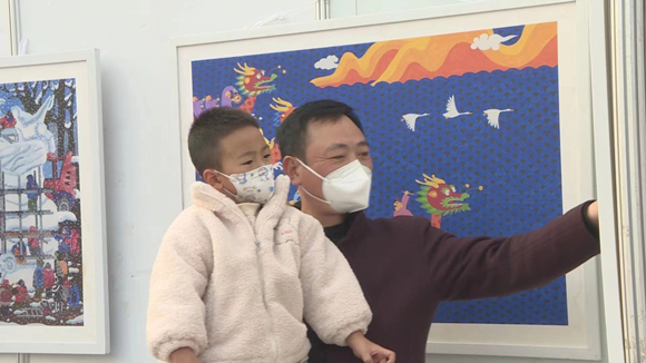 “新生活·新风尚·新年画”美术作品展走进垫江。通讯员  周藓 摄