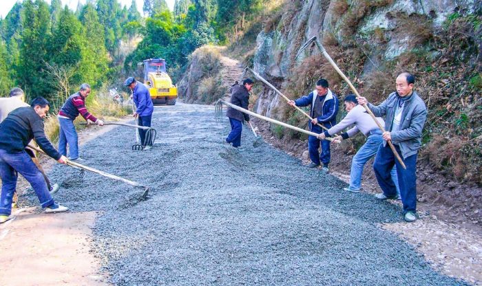 村民在以工代赈项目现场务工。陈烈 摄