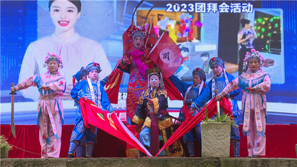 忠县长桌宴各种节目展演。忠县县委宣传部供图