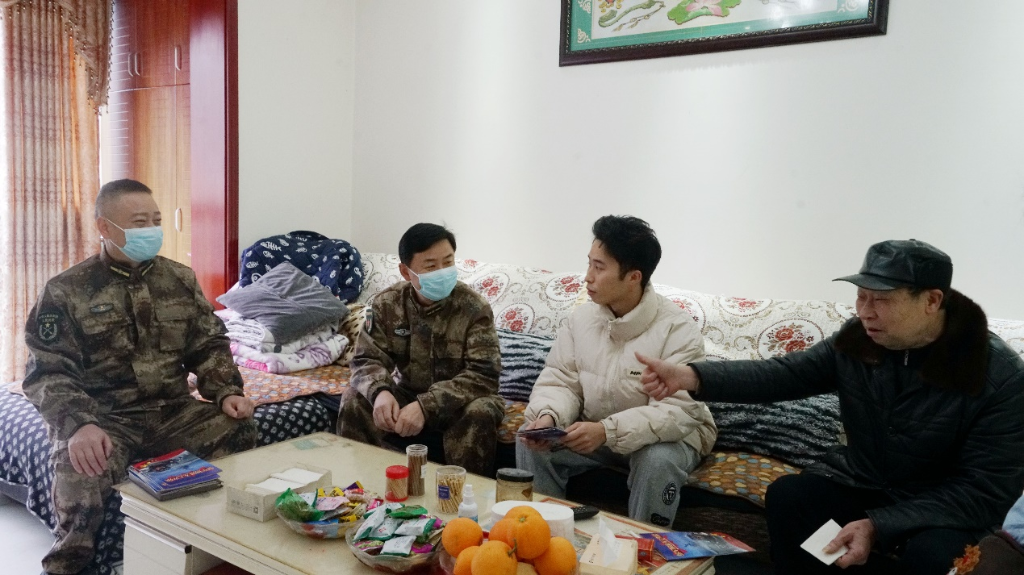 礼嘉街道武装部到应征青年家中宣传。礼嘉街道供图 华龙网 发