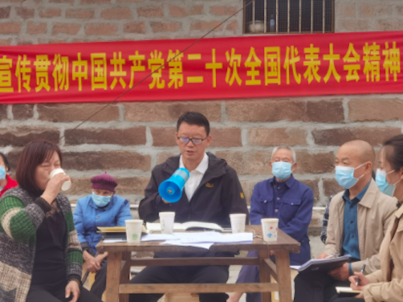 圣泉街道党工委书记深入基层一线召开院坝会。江津区圣泉街道办事处供图 华龙网发