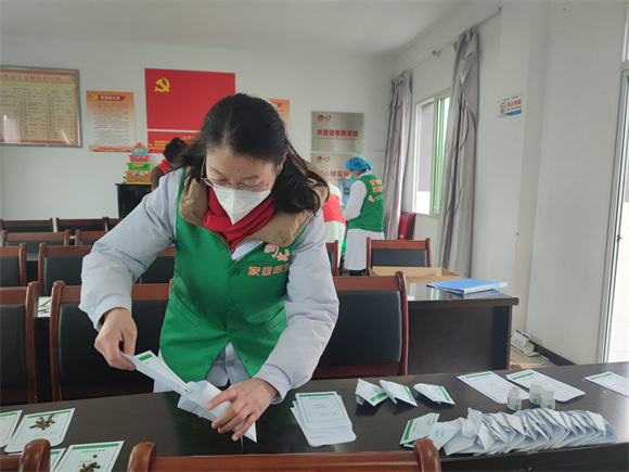 志愿者正在分装药品。王家街道办事处供图 华龙网发