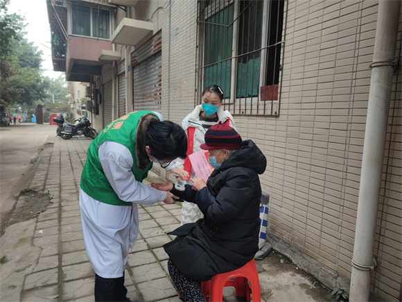 家庭医生上门为老人测血压。王家街道办事处供图 华龙网发