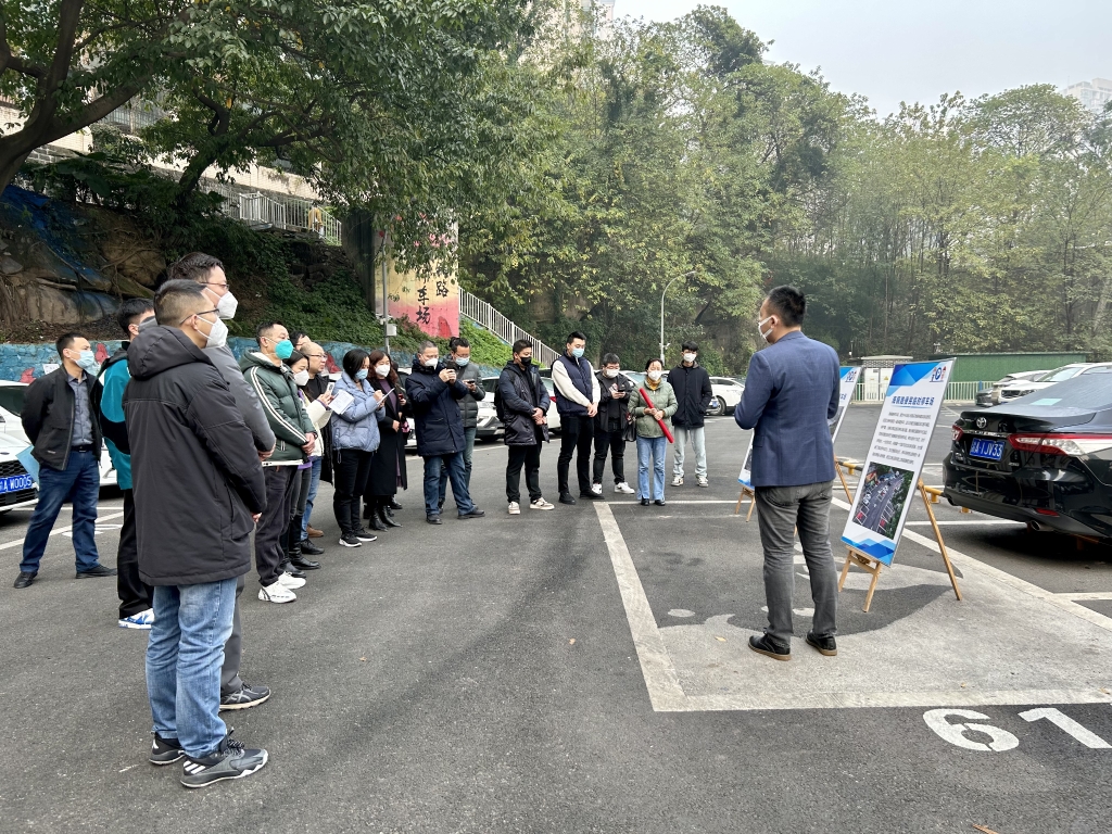 铜元局街道海铜路停车场参观学习。通讯员 张珊珊 摄