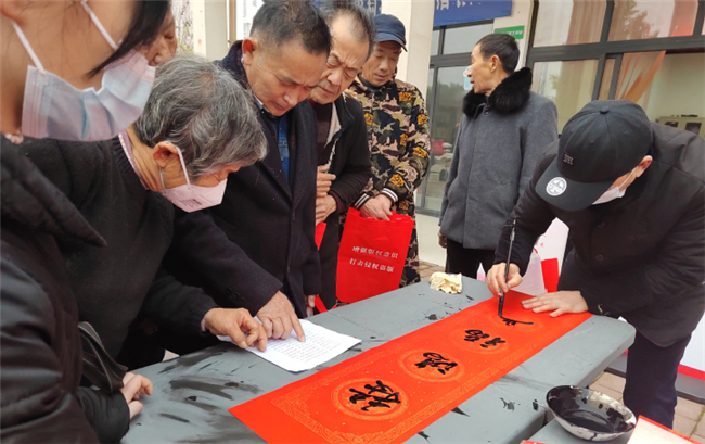 “书墨飘香 悦享新年”2023新春文化下基层活动走进双山镇。铜梁区融媒体中心供图