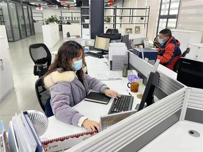 高校毕业生进入就业见习基地实习（资料图）。巴南日报记者 罗莎 摄