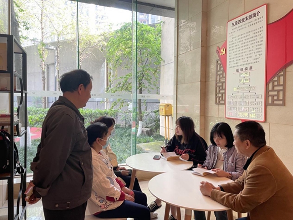 大石坝街道居民在新时代文明实践站学习党的二十大报告。大石坝街道供图 华龙网发