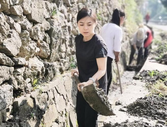 张昊阳和村民一起对村社街道、排水沟进行清理。奉节县委宣传部供图 华龙网发