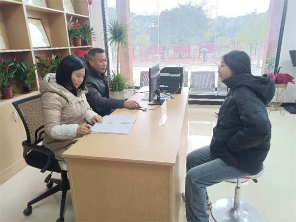 社区干部在综合服务台给居民作办事引导。通讯员 唐维炜 摄