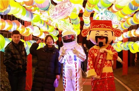 市民与卡通人物合影。梁平区融媒体中心供图 华龙网发