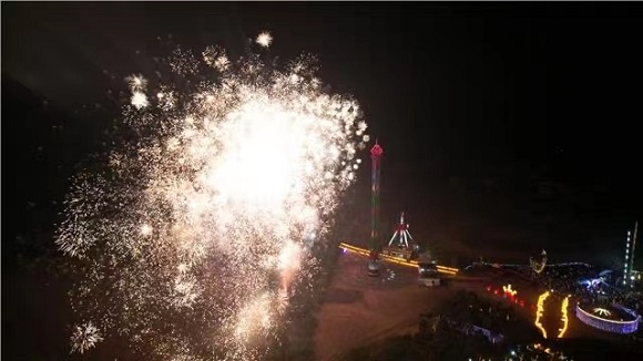 缤纷烟花秀。梁平区融媒体中心供图 华龙网发