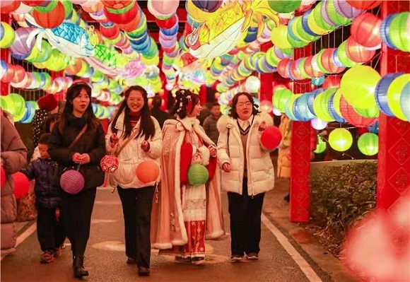 市民在花灯廊赏花灯。梁平区融媒体中心供图 华龙网发