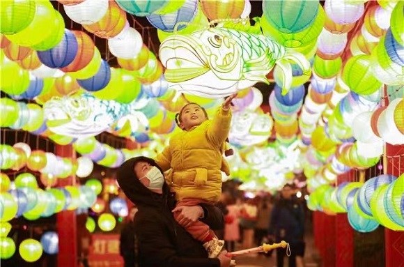 年俗活动现场，小朋友在观看花灯。梁平区融媒体中心供图 华龙网发