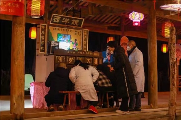 市民观看西洋镜。梁平区融媒体中心供图 华龙网发