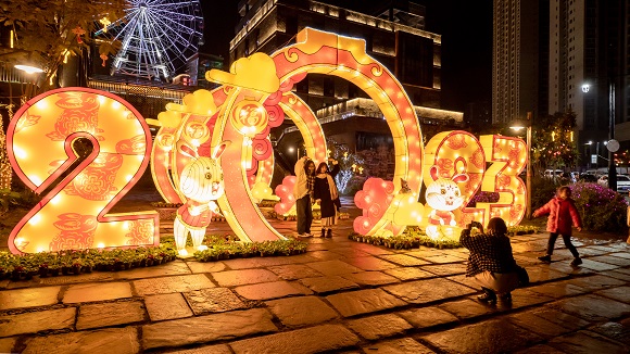 东街新年景观。张延 罗建供图 华龙网发