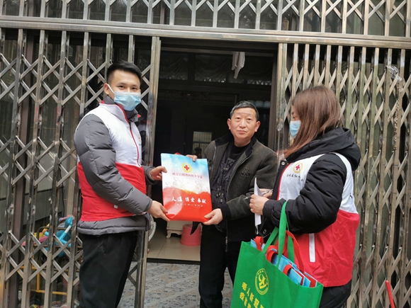 为辖区老年人发放爱心包。通讯员 别桢 摄