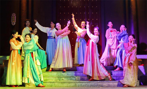 古风舞蹈表演贺新年。酉阳旅投供图 华龙网发