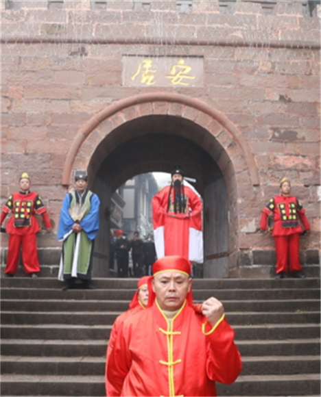 安居古城，演职人员穿上古装，在激扬的音乐伴奏下，一场盛大的县令出巡表演正在上演。铜梁区融媒体中心供图