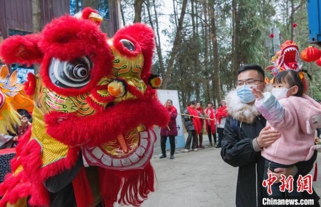 当地民众正在进行舞龙巡游。　石伟 摄