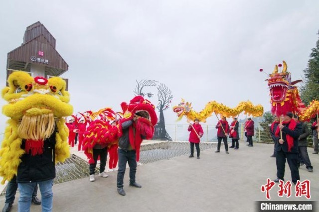 当地民众正在进行舞龙巡游。　石伟 摄