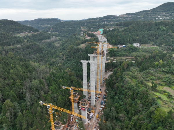 构成新的川东北出入大通道 苍巴高速即将施工完最后两个墩柱盖梁