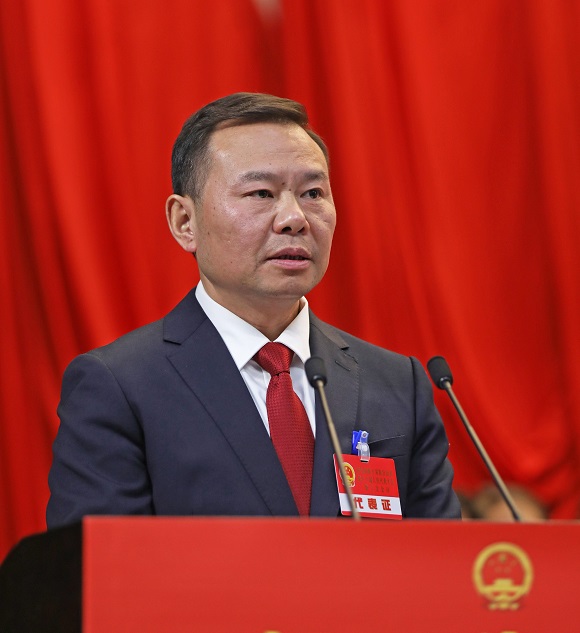 彭水县人民政府县长陈清松作政府工作报告。彭水县融媒体中心供图 华龙网发