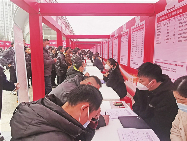 求职者与用工企业代表面谈。通讯员 唐敖 摄
