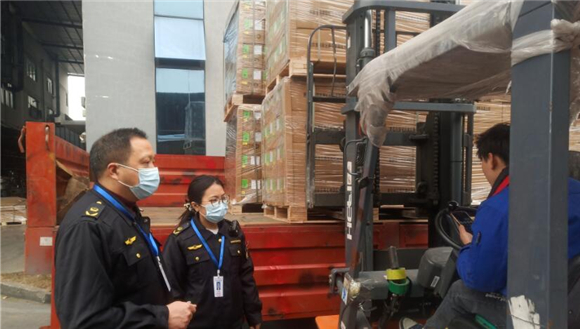 铜梁区市场监管局对节后复工复产特种设备安全开展了检查指导。铜梁区融媒体中心供图
