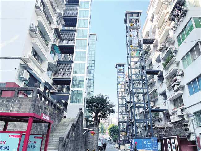 加装电梯方便居民出行。三峡都市报记者 陈敏 摄