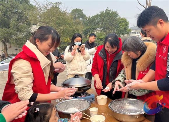 “庆团圆包汤圆”活动。铜梁区融媒体中心供图
