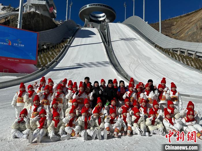 图为演出结束后，合唱团的孩子们和老师在“雪如意”合影留念。　陈林 摄