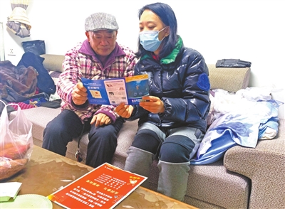 社区干部入户走访群众。记者 王雯 供图