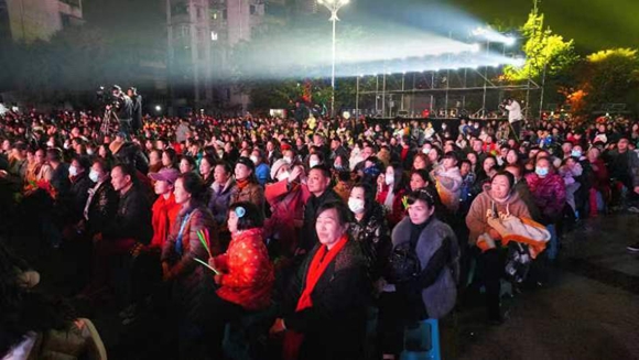 台下观众专心致志观看表演。通讯员 孙祖春 摄