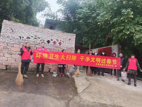 大官桥社区开展“入户清扫行动”，志愿者协助村民清扫院落。江津区圣泉街道办事处供图 华龙网发