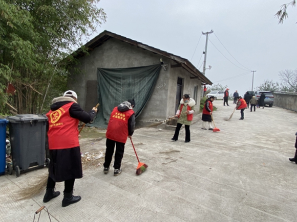 双龙社区开展“入户清扫行动”，志愿者进行农村道路清扫。江津区圣泉街道办事处供图 华龙网发