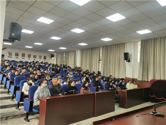 中学生们认真聆听返乡大学生的分享。王家街道办事处供图 华龙网发