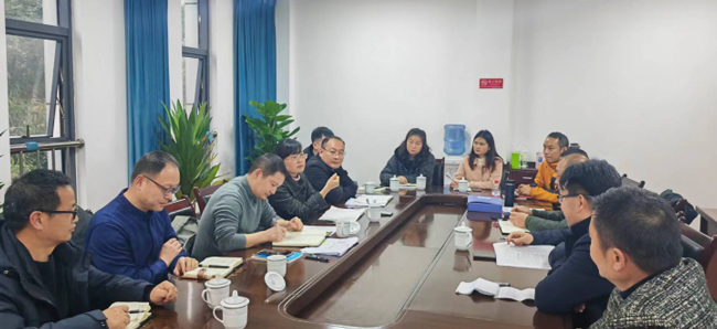 学习组一行听取了璧山区公路事务中心相关负责人，就国、省、县道公路市场化养护管理工作开展情况介绍。铜梁区融媒体中心供图