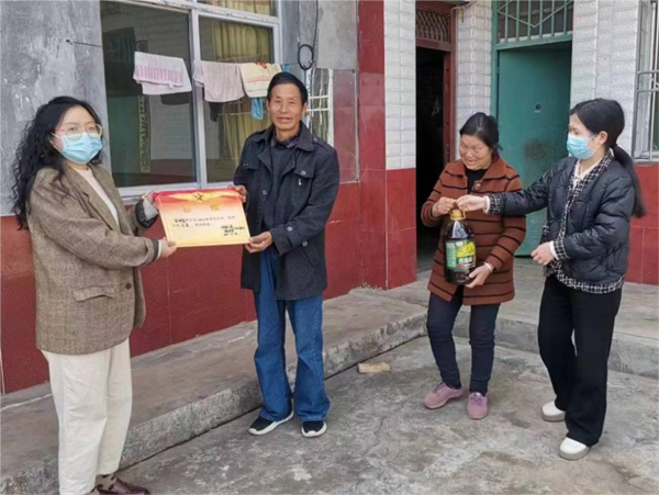 四川苍溪县文昌镇：送喜报慰问军属暖兵心