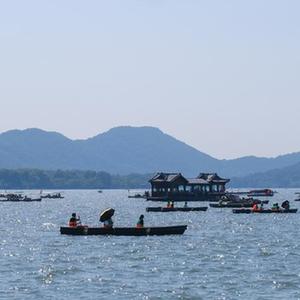 杭州西湖手划船违规营运引关注 涉事船工被取消西湖水域从业资格