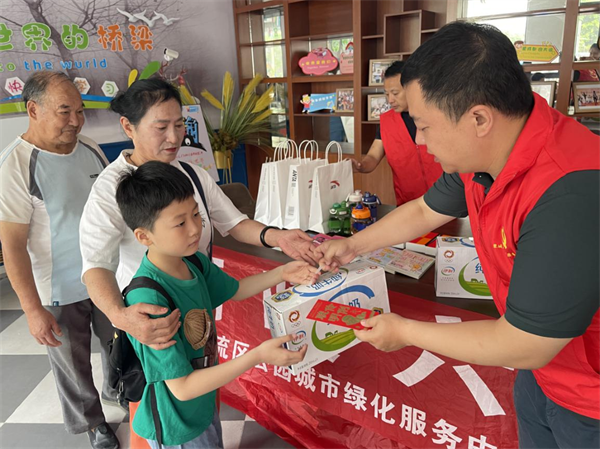拥抱快乐童年 爱心照亮笑颜——双流区公园城市绿化服务中心机关党委开展“六一”慰问活动